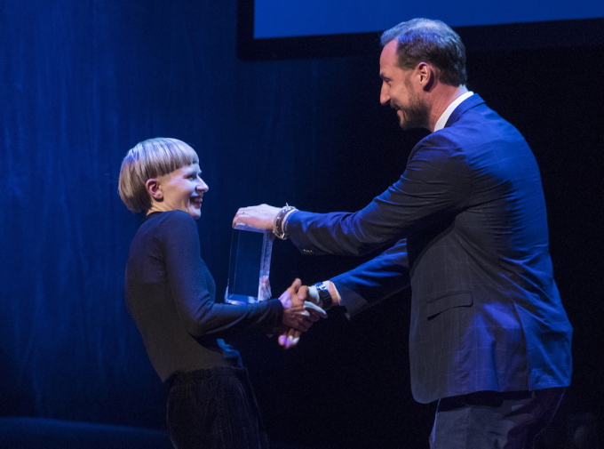 Kronprinsen delte ut prisen for beste nordiske album til Jenny Hval. Foto: Håkon Mosvold Larsen / NTB scanpix.